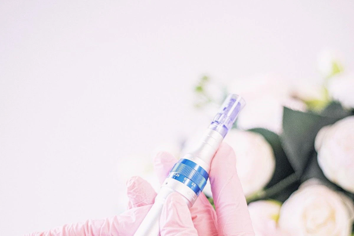 Dermapen (Mikro İğneleme) Nedir? Seans Süreci, Sonrası ve Mikrodermabrazyondan Farkı